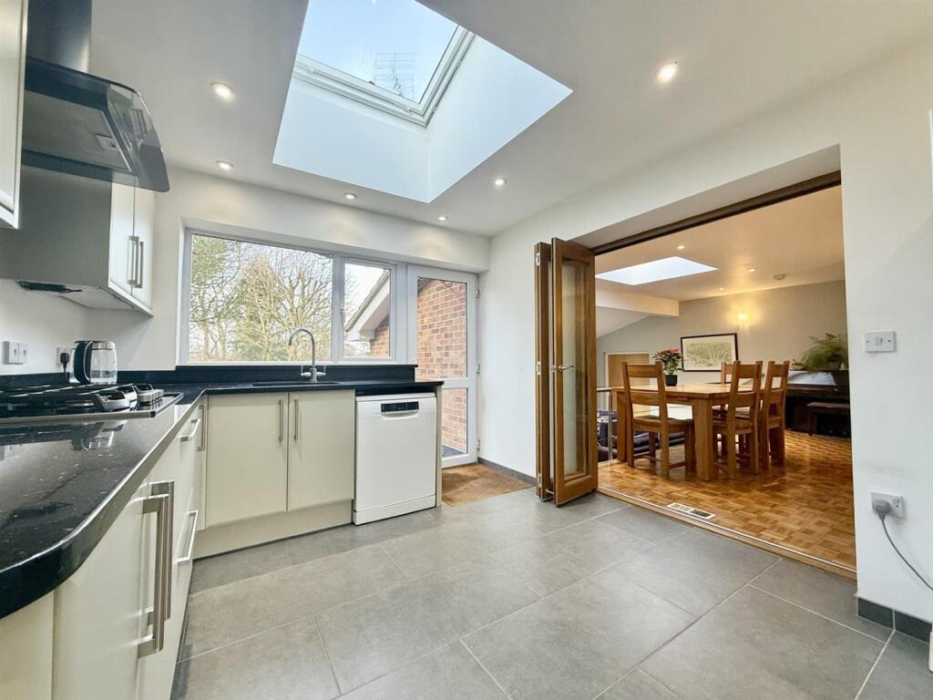 Kitchen2.jpg