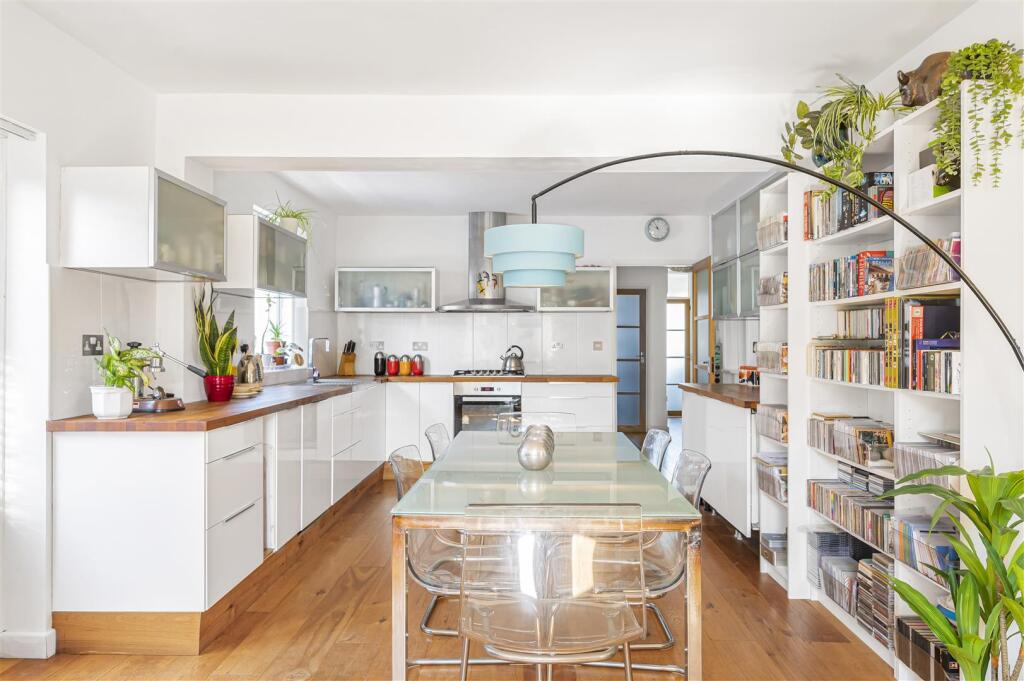 Kitchen/Dining Area