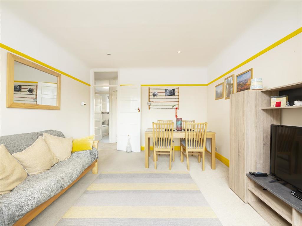 Living Room 2.jpg