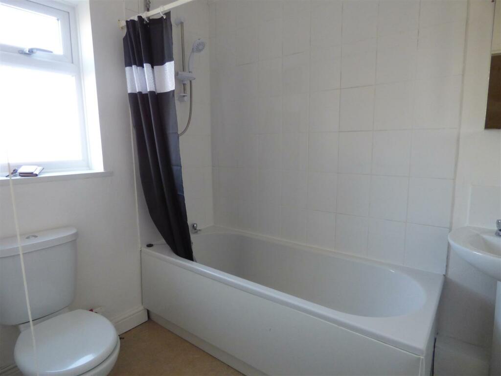 29a Station Road Bathroom.JPG