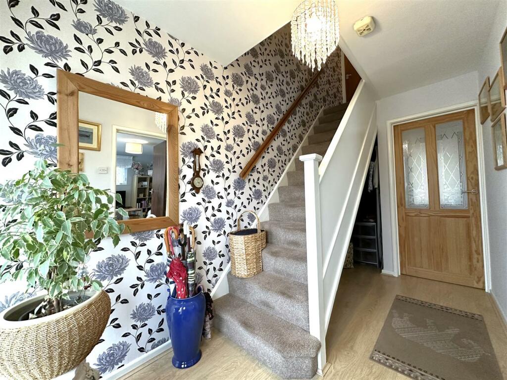 Inviting Entrance Hall 997