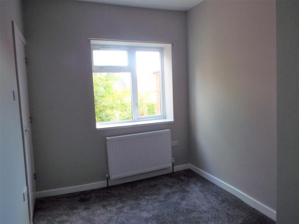 MIDDLE BEDROOM