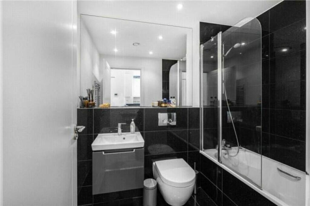 9205_100653004240_IMG_02_0000