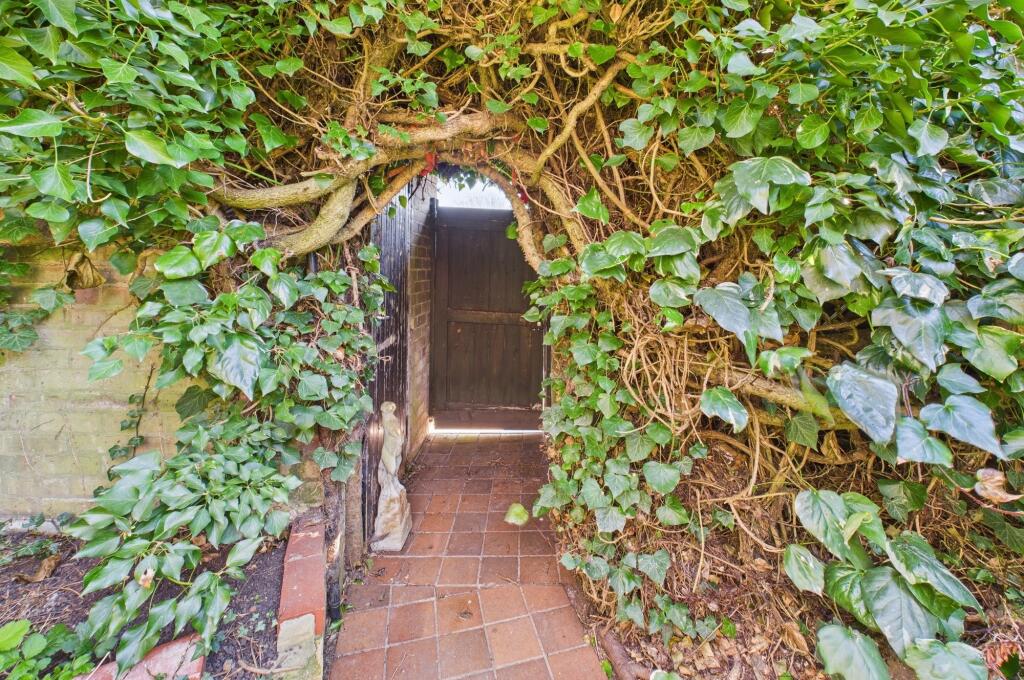 CAM02545G0-PR0374-STILL008