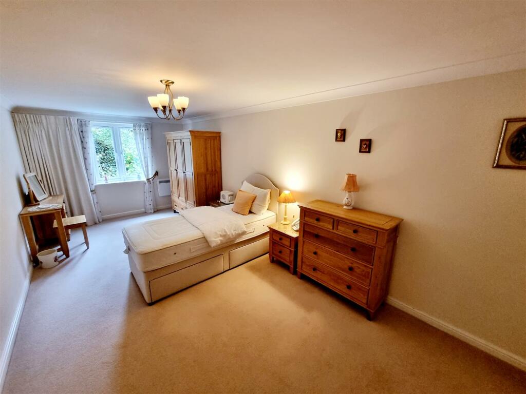 Bed 1.jpg