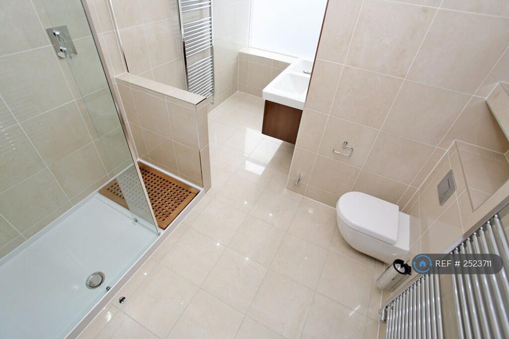 Primary En-Suite