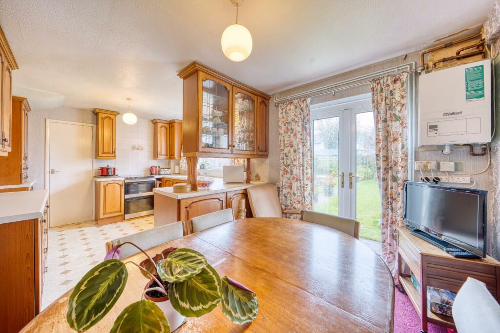 5 - dining room.jpeg