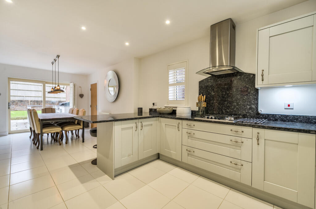 1376061-19-690e18...