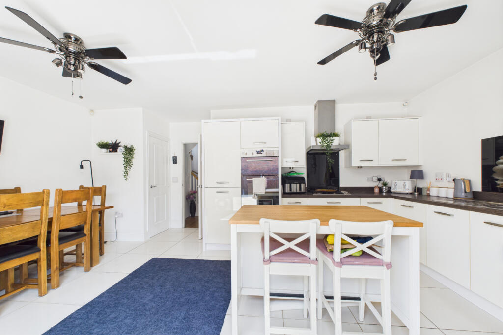 Kitchen / Dining Area