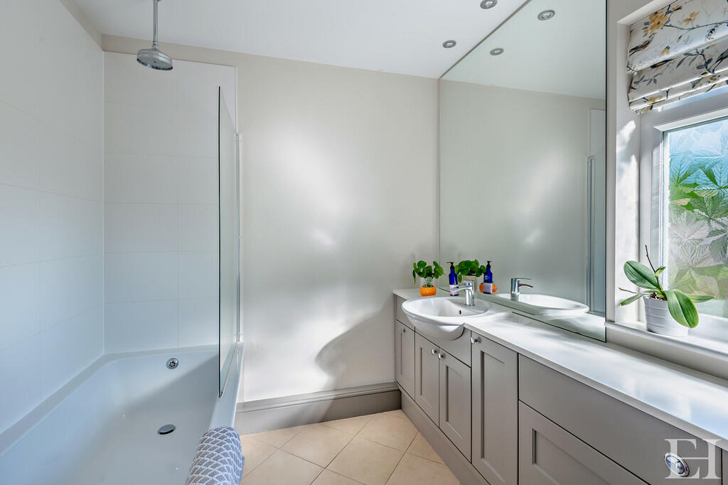 8623735-interiorW...