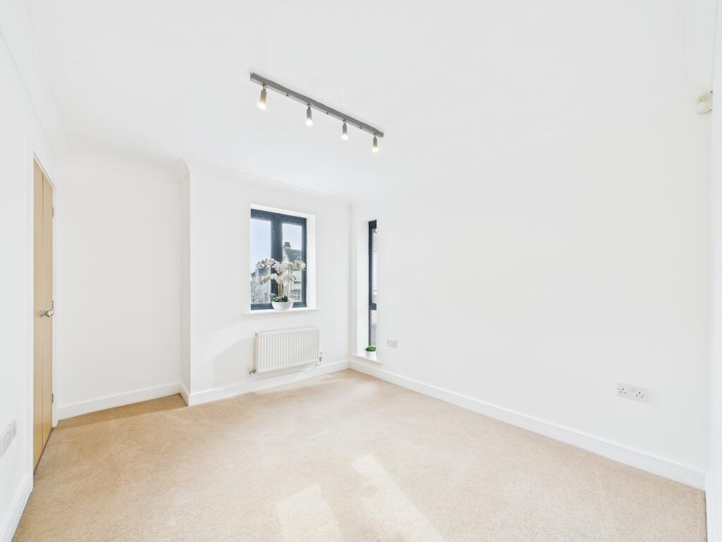 CAM03674G0-PR0412-STILL003