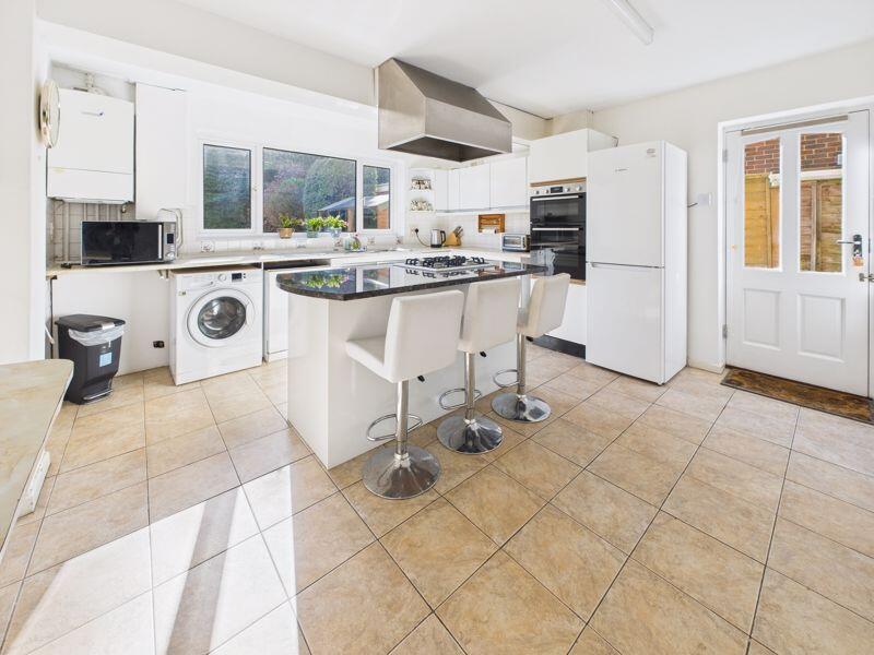 KITCHEN/BREAKFAST ROOM