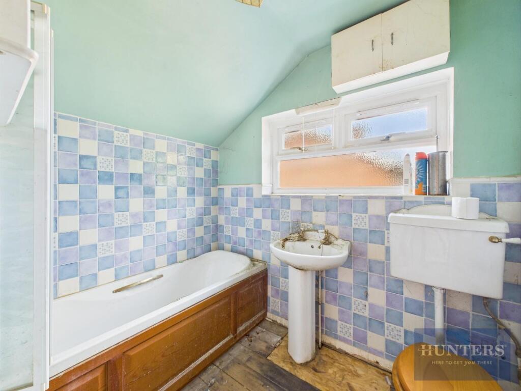 Bathroom (First Floor)