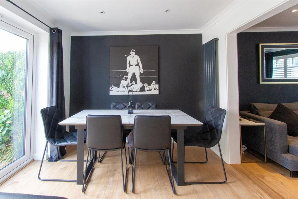 2 The Spinney - dining area.jpg