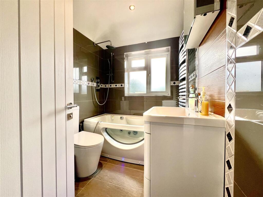 Family Bathroom/ WC