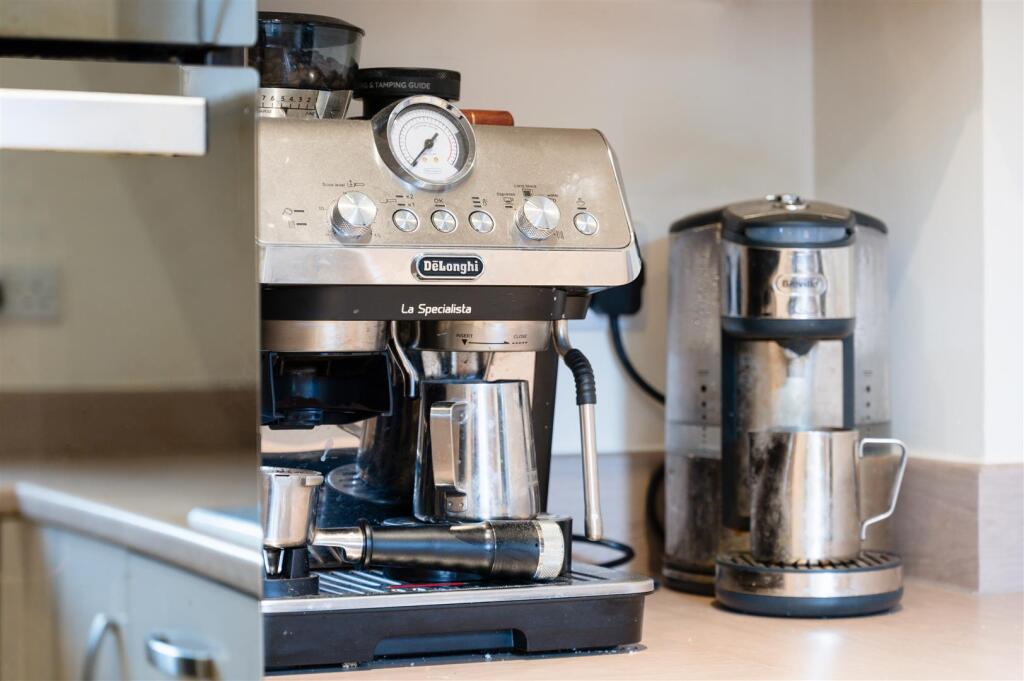 RONA MACLEAN CLOSE, (2).jpg