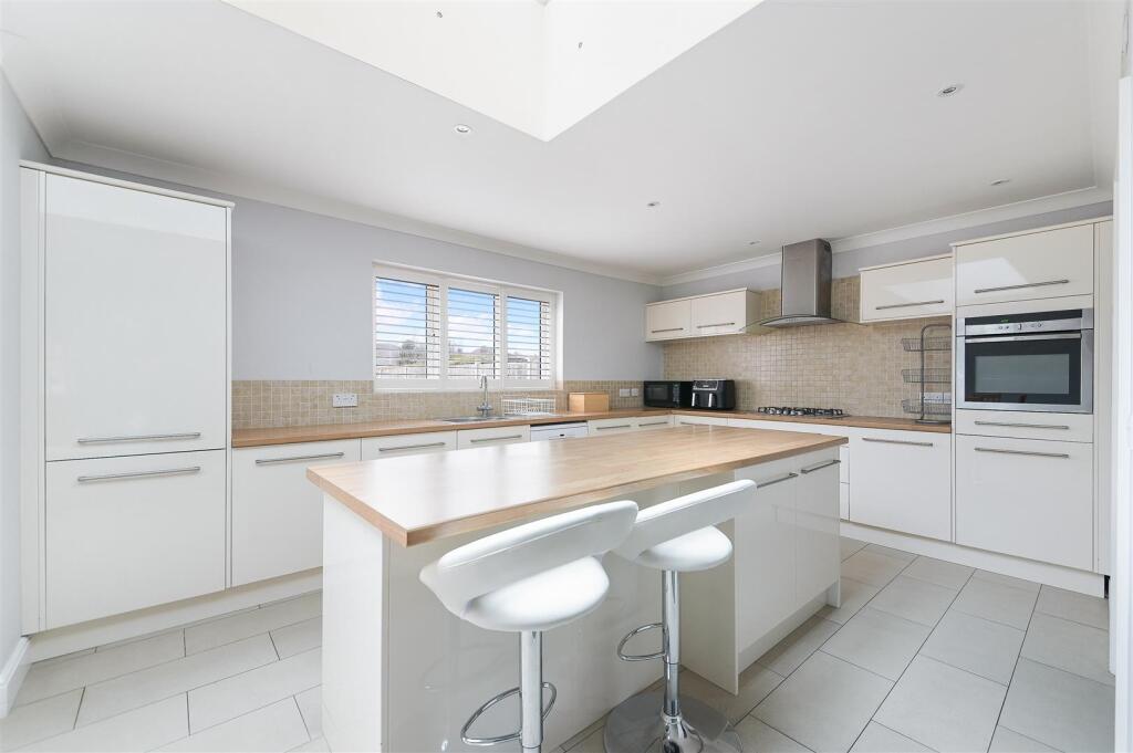 ROUNDWOOD WAY (4).jpg