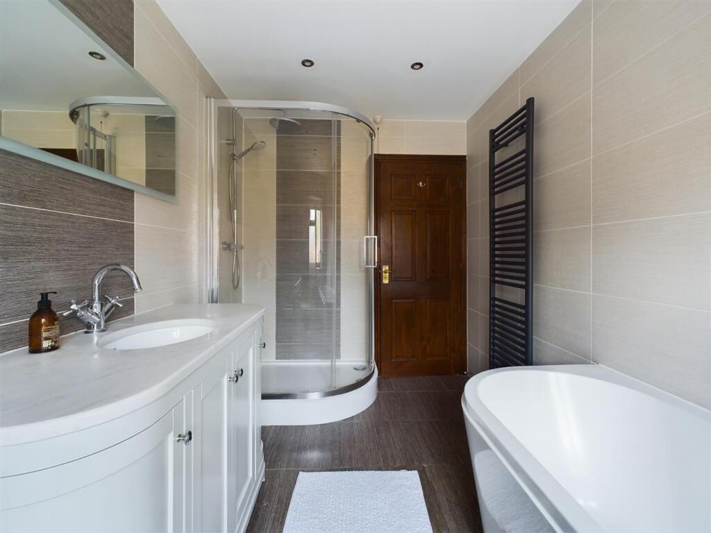 Family Bathroom (2).jpg