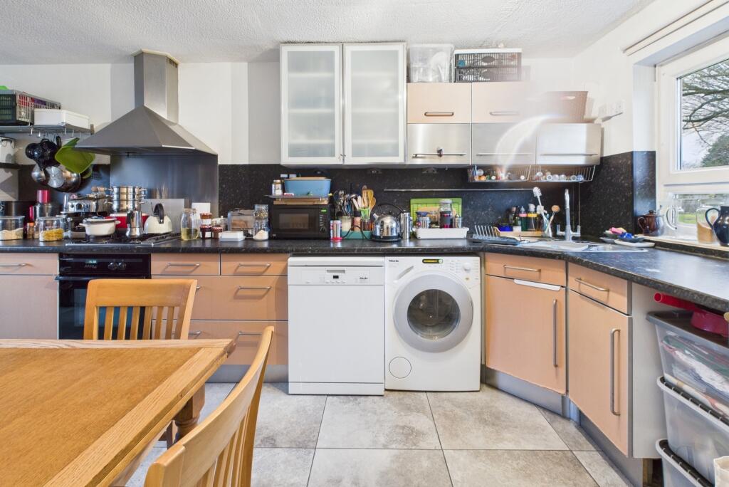 CAM02519G0-PR0235-STILL008