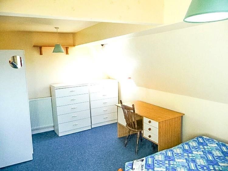 Bed 2.jpg