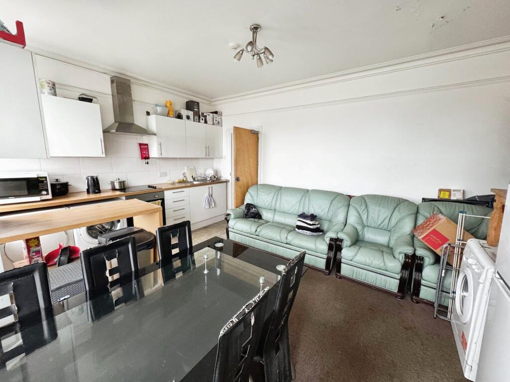 b6e990bd-IMG-2025013