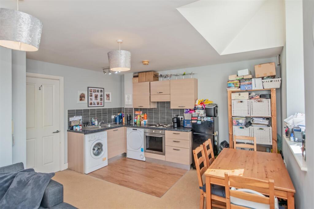 Open Plan Living Room / Dining Area / Fitted Kitch