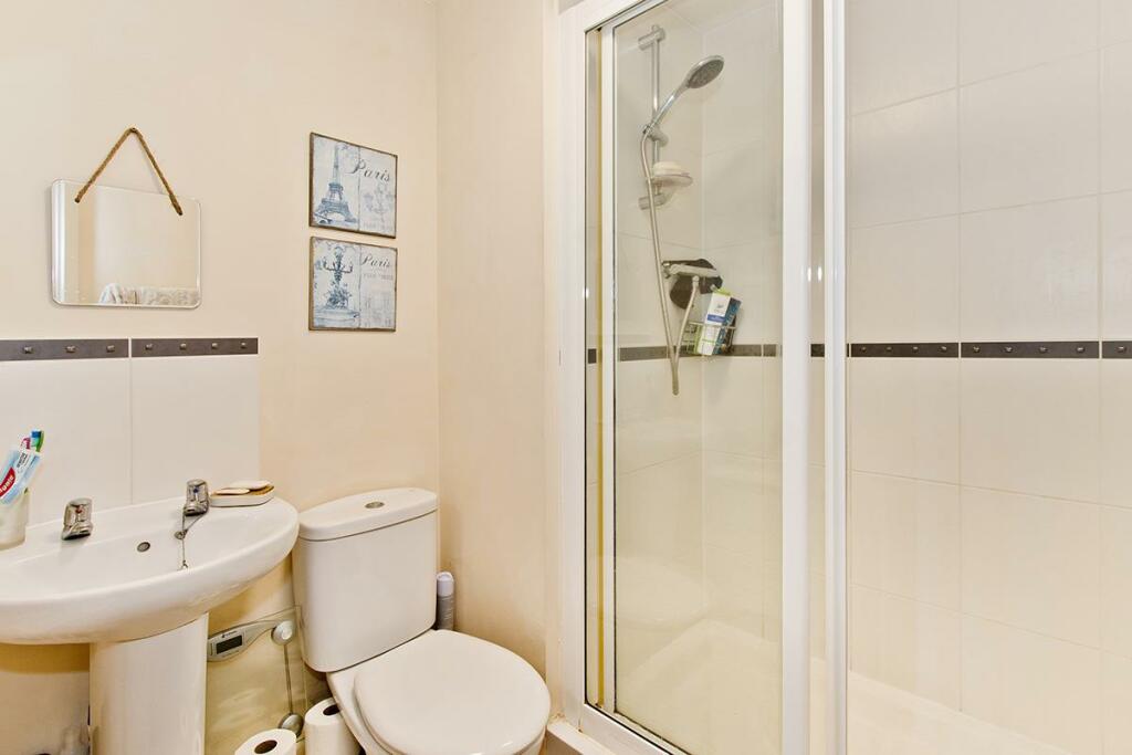ensuite.jpg
