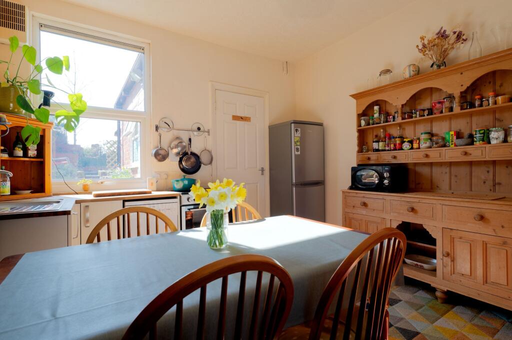 KITCHEN DINER AND LOUNGE