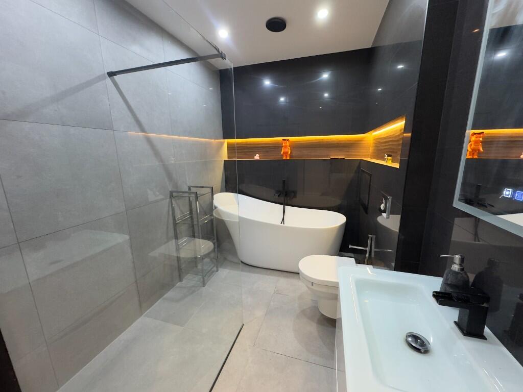 BEDROOM 1 ENSUITE