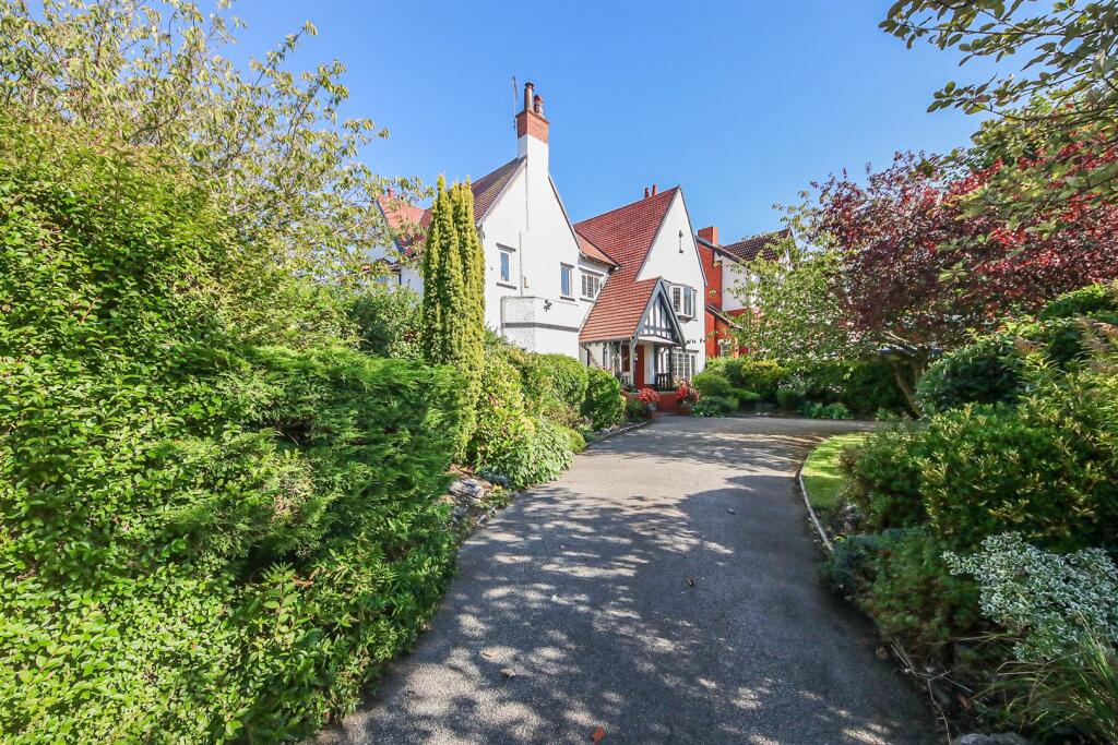 Front Garden/Driveway