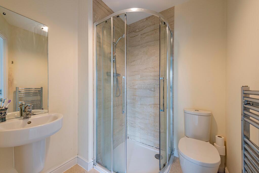 Ensuite shower W.C (1)