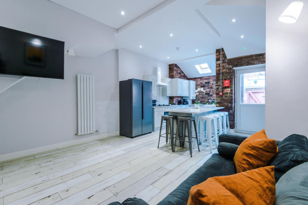 27 Woodcroft Road Living room 3