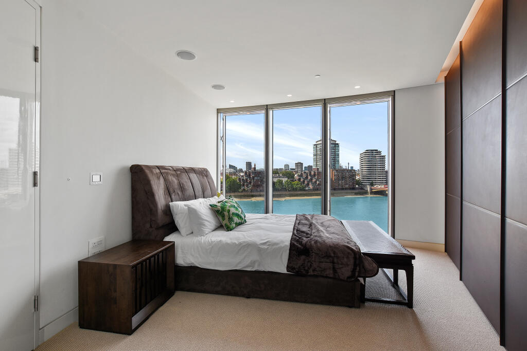 Master En-Suite Bedroom