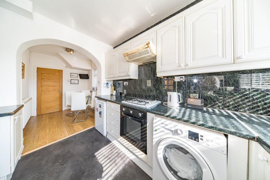 10 Birch Grove kitchen and dining.jpg