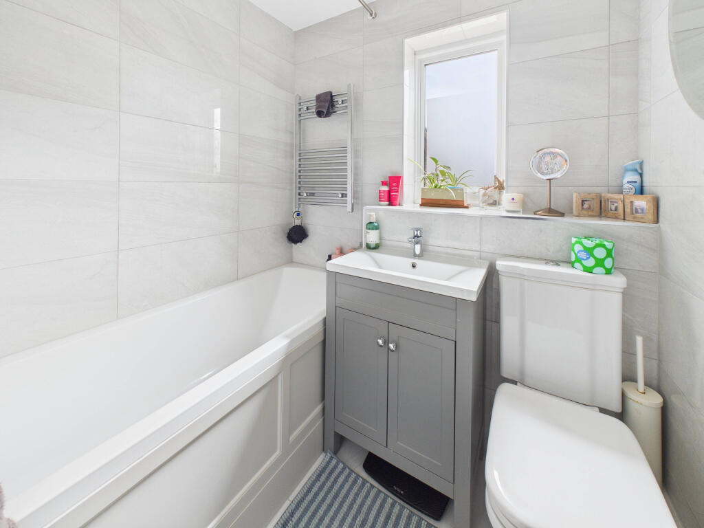 CAM01984G0-PR0529-STILL008