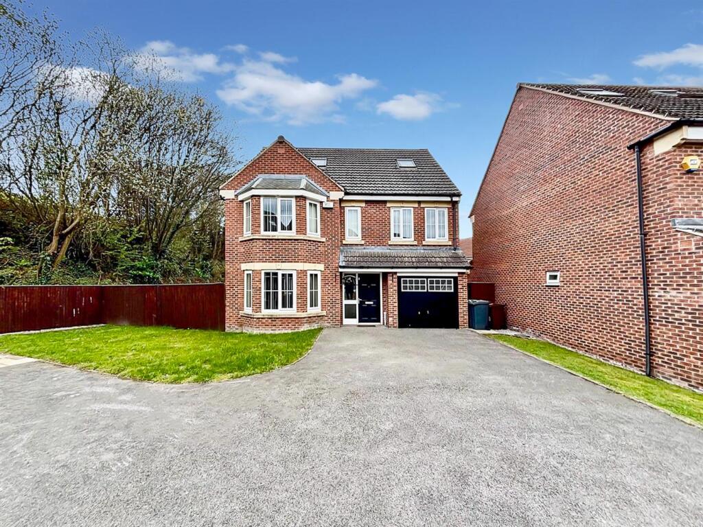 Off Street Parking / Driveway / Integral Garage: