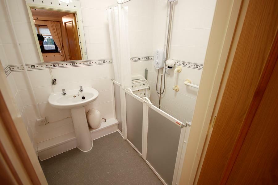 EN-SUITE SHOWER ROOM