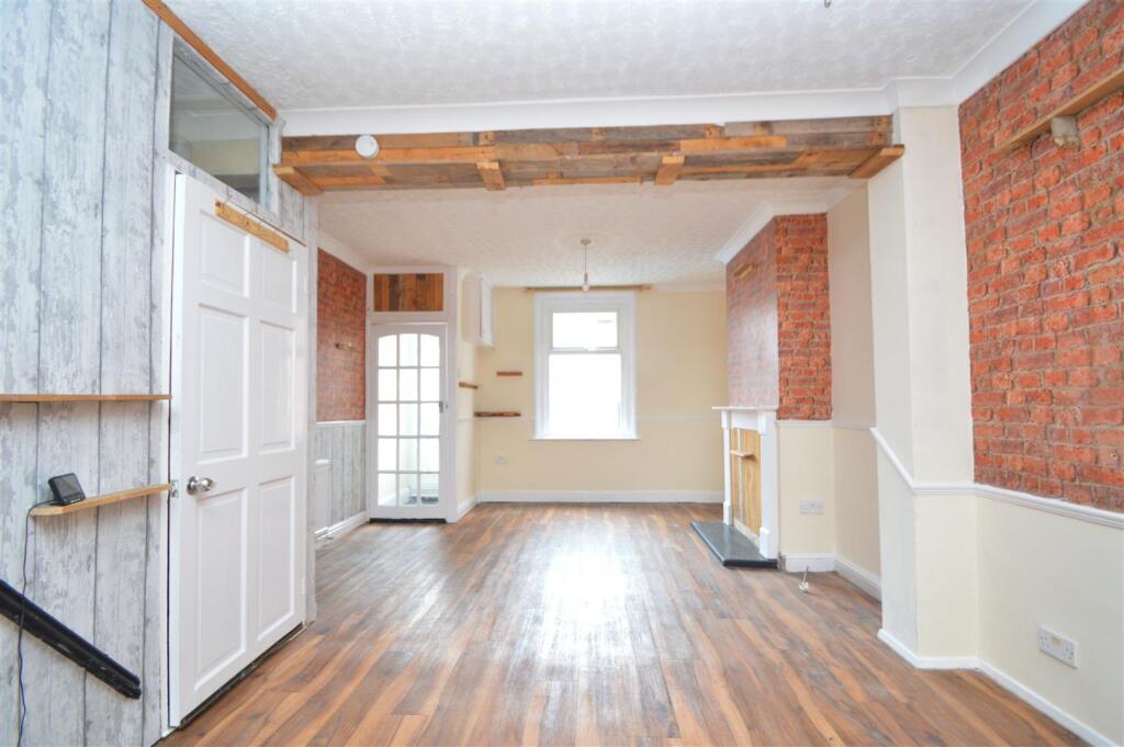 Dining area to Lounge