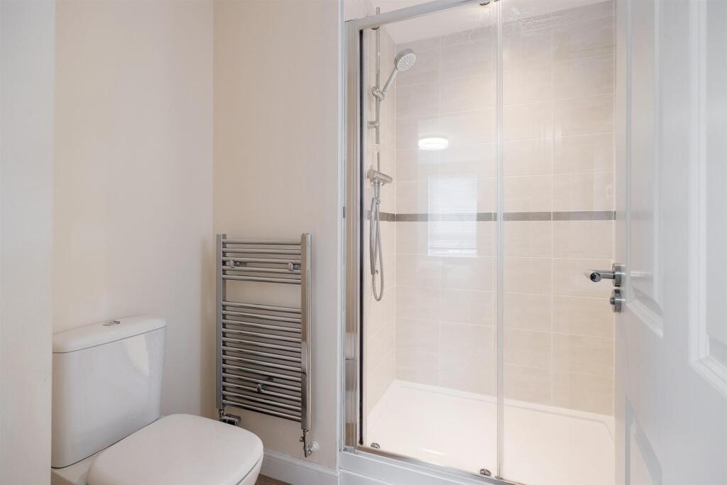 12 - Ensuite 1.jpg