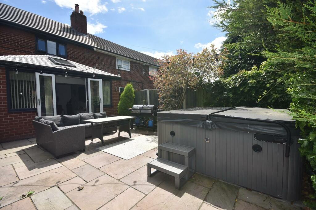 PATIO AREA WITH HOT DUB