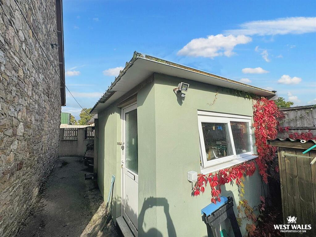 WhatsApp Image 2025-09-29 at 11.28.05 (1).jpg