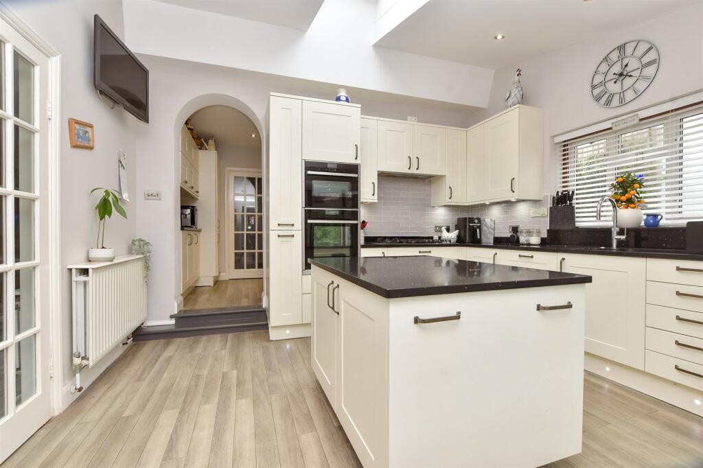 Kitchen/Breakfast Room