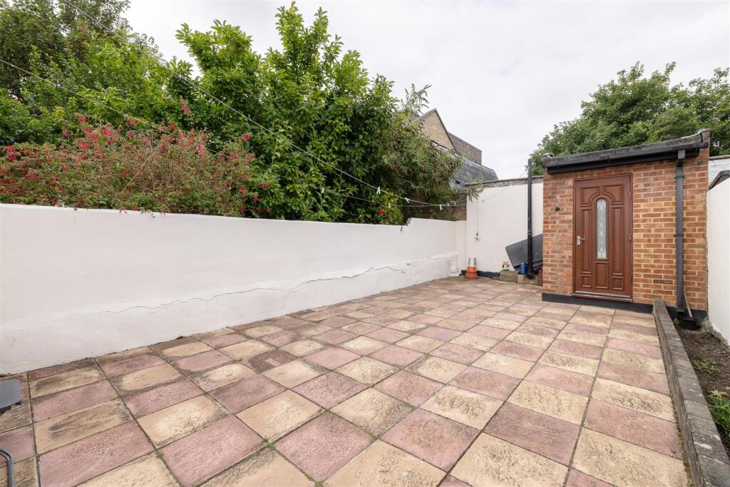 Dames Road E7