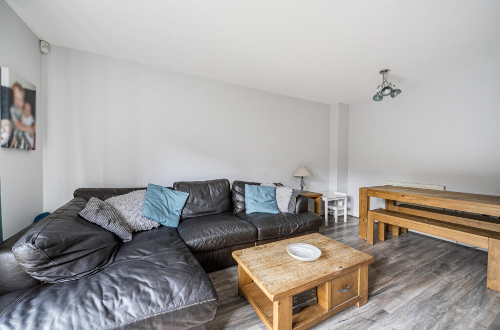 1348538-5-68b8052...