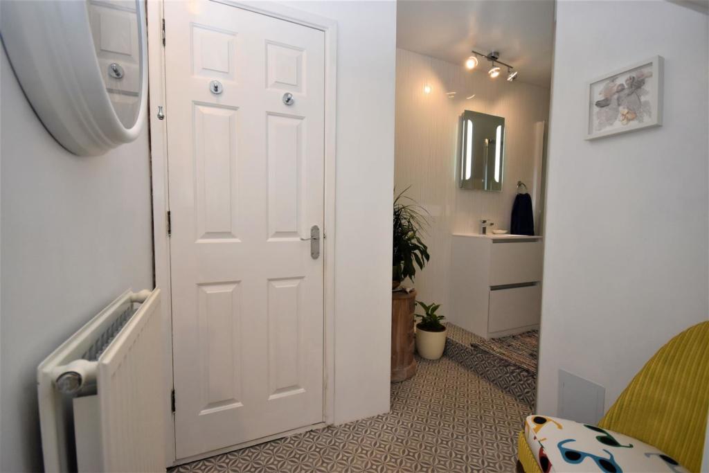 Ensuite Shower Room...JPG
