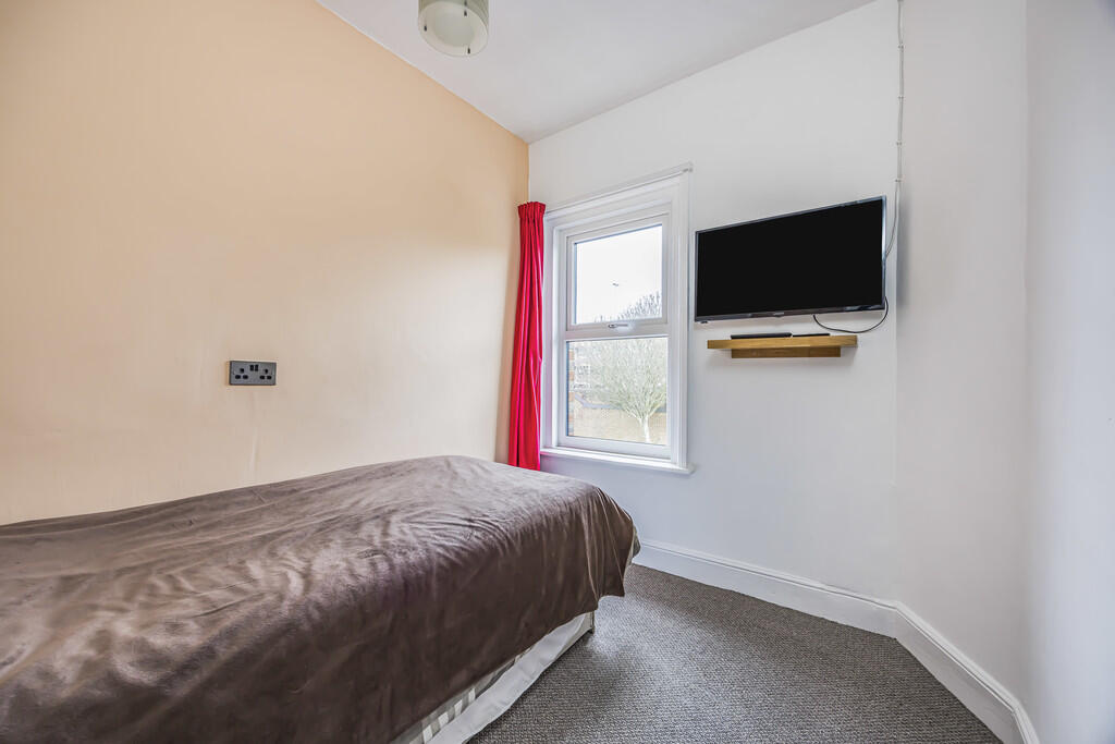 33 Gladstone Road...