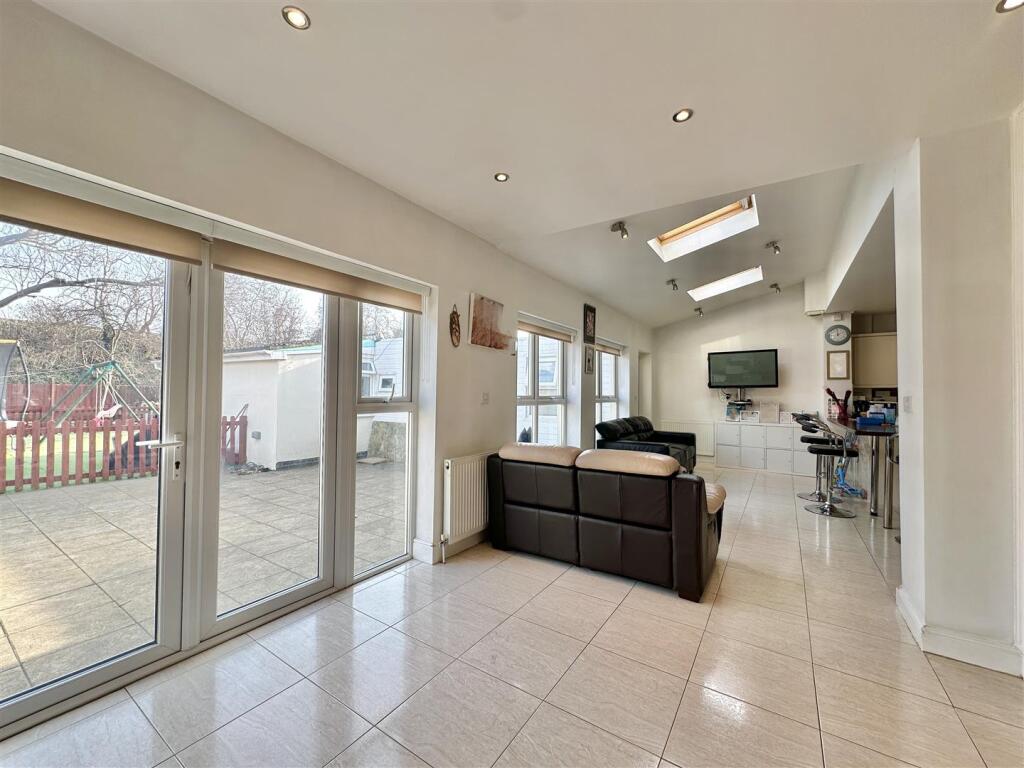 L SHAPED KITCHEN/DINER
