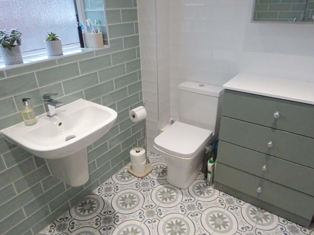 F F Shower Room