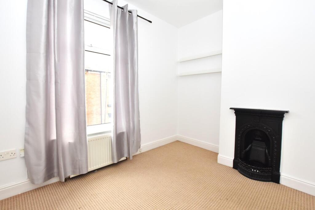 Front bedroom (2).JPG