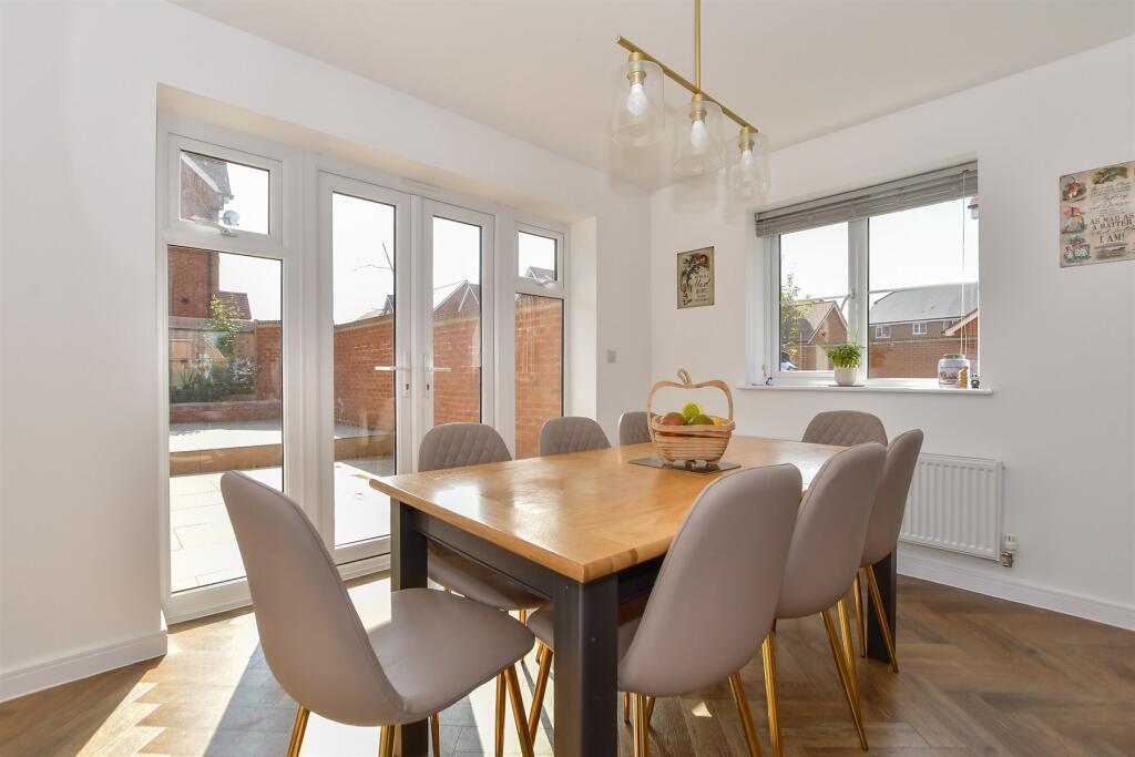 Kitchen/ Breakfast Room
